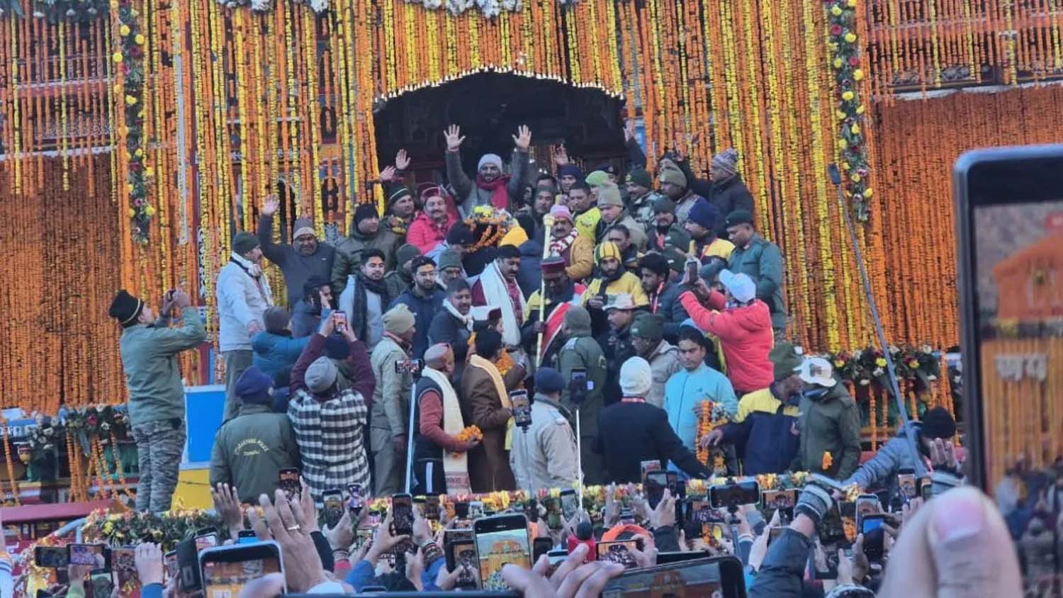 बड़ी खबर : उत्तराखंड में भगवन बद्रीविशाल के कपाट हुए बंद ,जयकारों से गूंजा धाम ,भरी संख्या में पहुंचे श्रद्धालु। आखिर कब और कितने ? Tap कर जाने