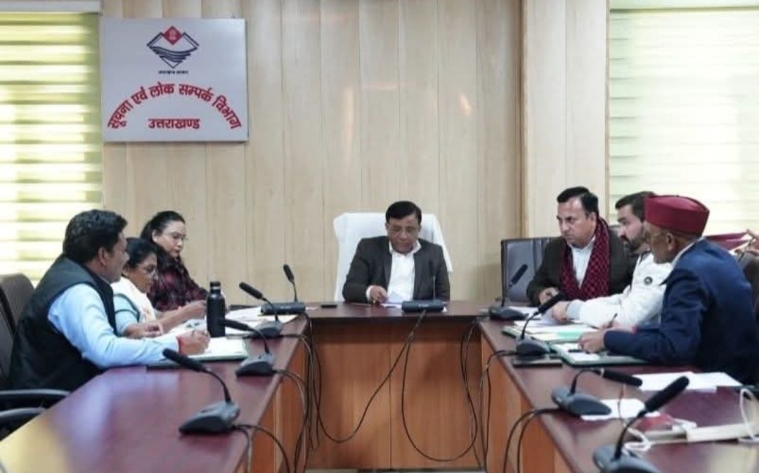 बड़ी खबर : उत्तराखण्ड में पत्रकार सिर्फ खबर नहीं लिखते, वे समाज की धड़कन को शब्द देते है ,उनका सम्मान, उनका सुरक्षा कवच और उनके परिवारों की चिंता शासन की सर्वोच्च प्राथमिकताओं में। आखिर कैसे  कहा। क्यों ? Tap कर जाने