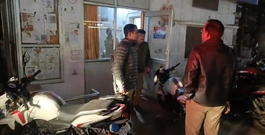 Breaking News : यहाँ इस रेलवे स्टेशन पर बड़ी कार्रवाई,संदिग्ध युवक के बैग से 50 लाख रुपये नकद बरामद, हवाला नेटवर्क से जुड़े होने की आशंका। आखिर कहा और किस ? Tap कर जाने