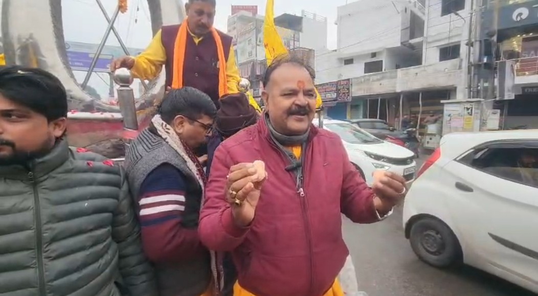 बड़ी खबर : राम मंदिर स्थापना के दो वर्ष पूरे होने पर श्री अखंड परशुराम अखाड़े ने बांटी राम मिठाई।  आखिर कहा और कितना ? Tap कर जाने